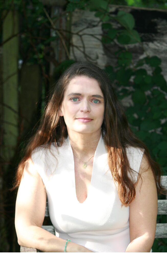 Ritratto di Hanna Fisher, psicoterapeuta e consulente organizzativa, in un giardino